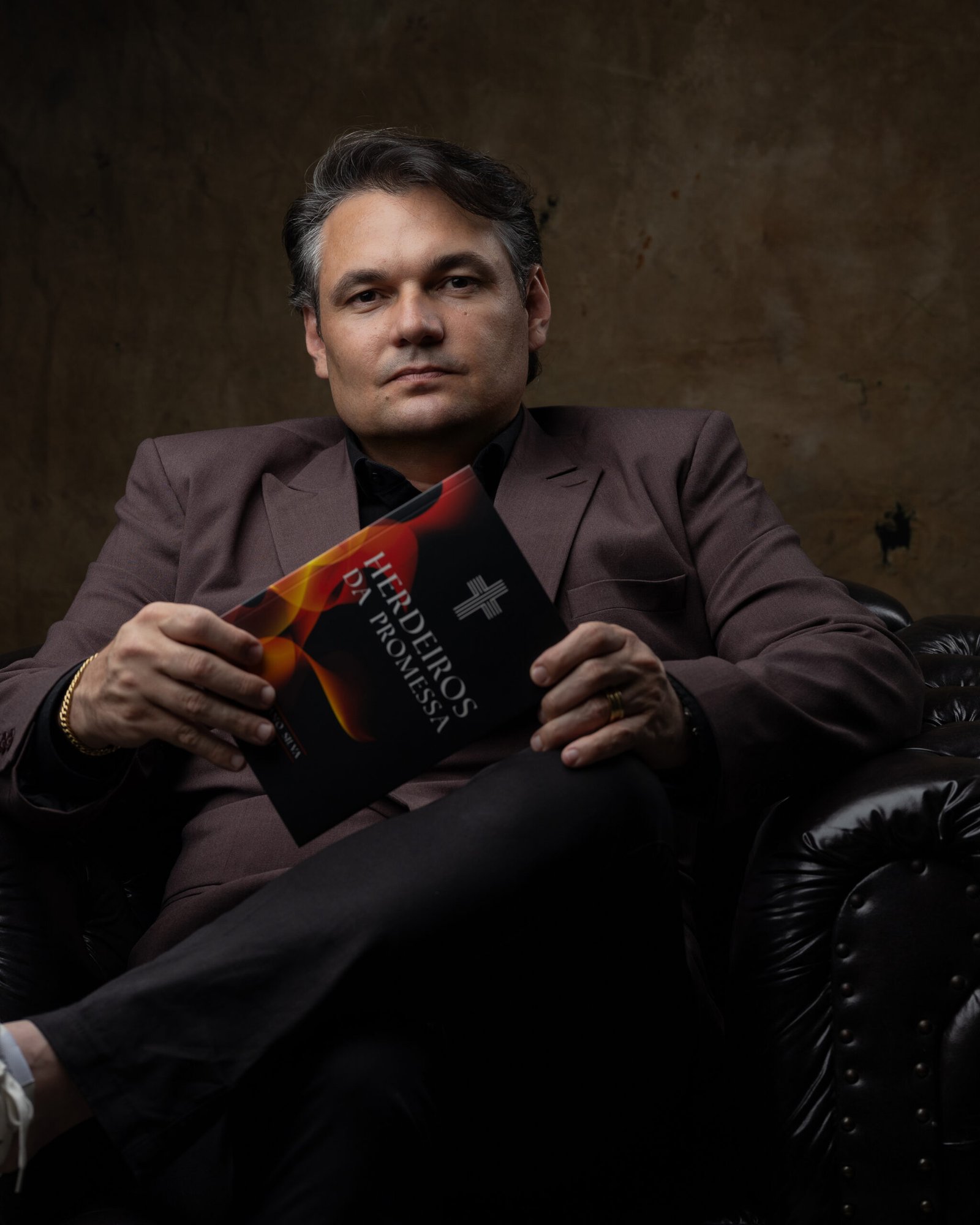 Fabiano Silva segurando Herdeiros da Promessa